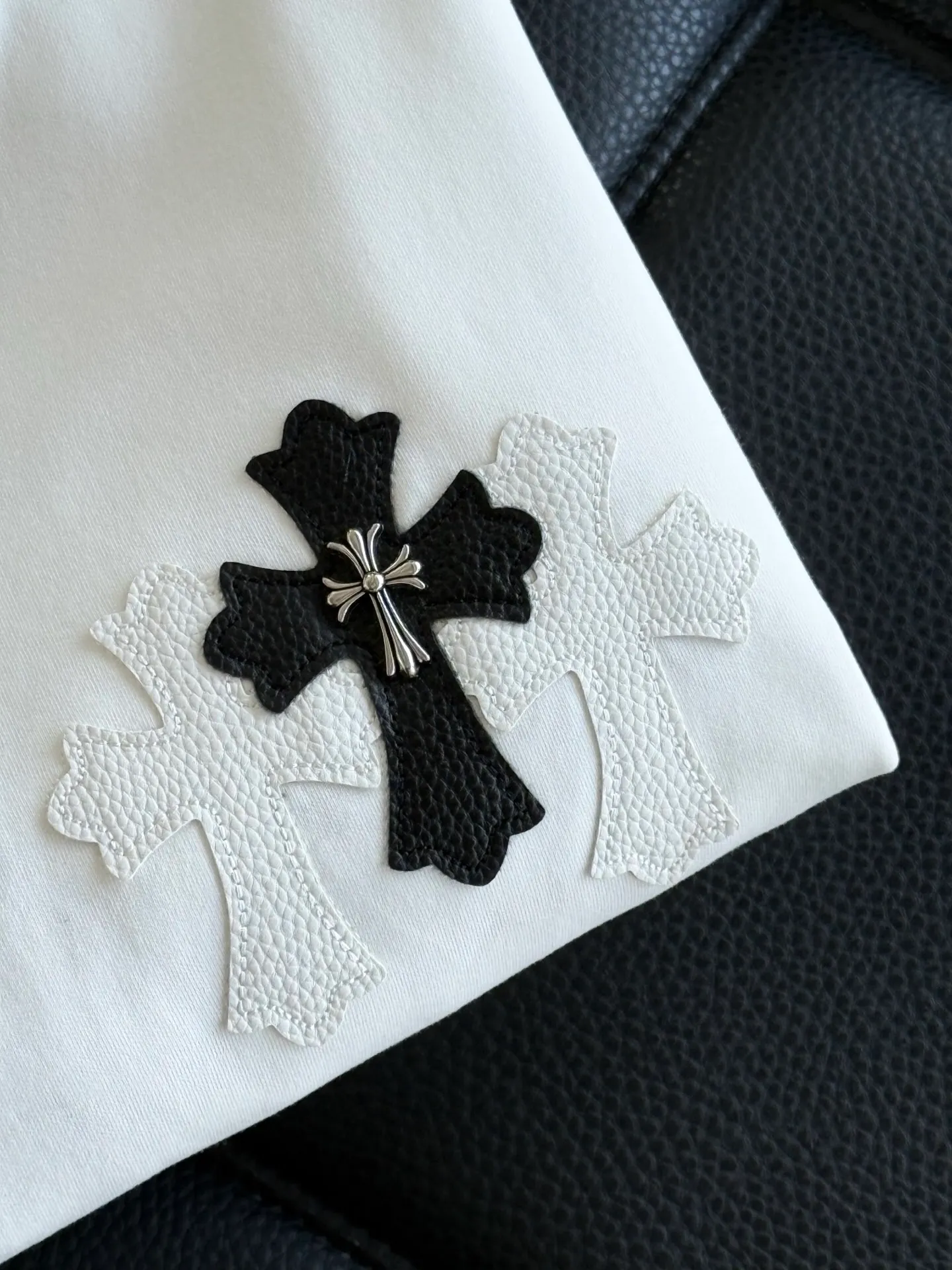 P436 Chrome Hearte CH SS new cross horseshoe Chrome Heart Sanskrit three-dimensional patch show craftsmanship. Double-sided cotton double yarn jersey fabric, custom dyed in the same vat with special bold 32-count double-ply 1X1 thread. .Light luxury, a must-have item for daily commuting for men and women.  Color: Black White Size: M~3x Style No.: 3590